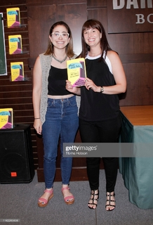 Allison Raskin feet photo thumbnail