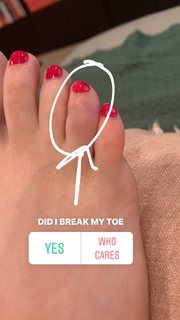 Allison Raskin feet photo thumbnail