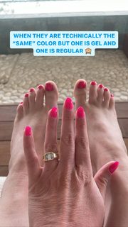 Allison Raskin feet photo thumbnail