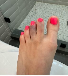 Allison Raskin feet photo thumbnail