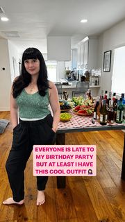 Allison Raskin feet photo thumbnail