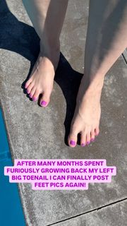 Allison Raskin feet photo thumbnail