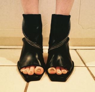Allison Scagliotti feet photo thumbnail