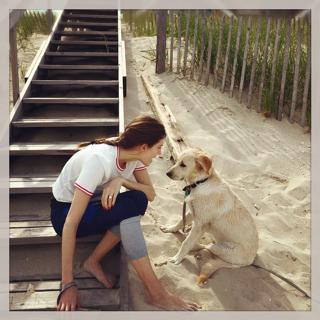 Allison Williams feet photo thumbnail