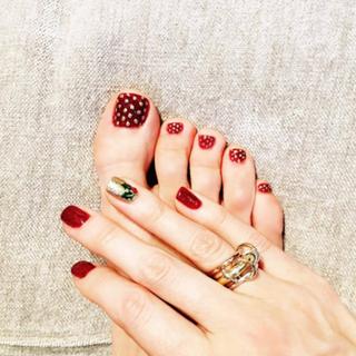 Allison Williams feet photo thumbnail