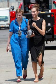 Allison Williams feet photo thumbnail