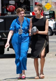 Allison Williams feet photo thumbnail