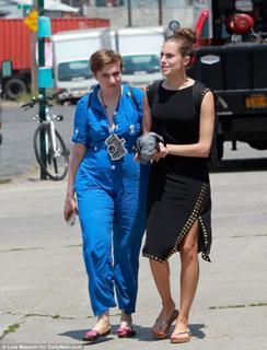 Allison Williams feet photo thumbnail