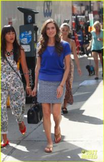 Allison Williams feet photo thumbnail
