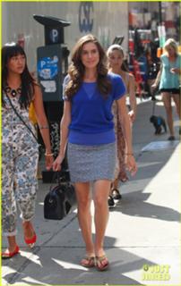 Allison Williams feet photo thumbnail