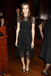 Allison Williams feet photo thumbnail