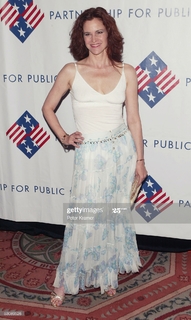 Ally Sheedy feet photo thumbnail