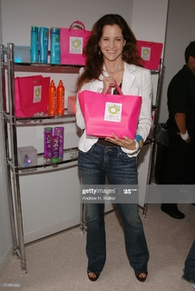 Ally Sheedy feet photo thumbnail