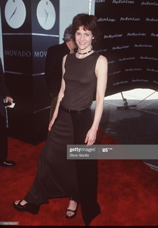 Ally Sheedy feet photo thumbnail