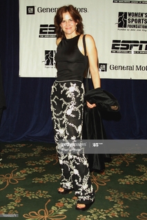 Ally Sheedy feet photo thumbnail