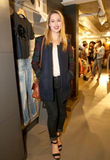 Alona Tal feet photo thumbnail