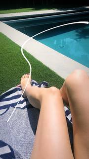 Alona Tal feet photo thumbnail