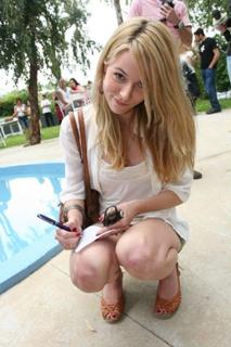 Alona Tal feet photo thumbnail