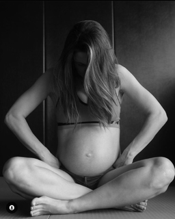 Alona Tal feet photo thumbnail