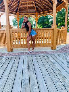Alycia Baumgardner feet photo 3