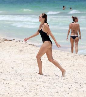 Alycia Debnam-Carey feet photo thumbnail