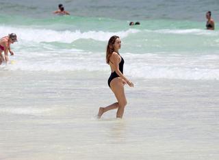 Alycia Debnam-Carey feet photo thumbnail