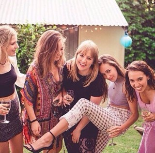 Alycia Debnam-Carey feet photo thumbnail