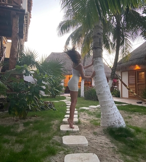 Alycia Debnam-Carey feet photo thumbnail