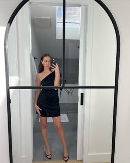 Alycia Debnam-Carey feet photo thumbnail