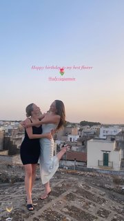 Alycia Debnam-Carey feet photo thumbnail