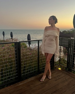 Alycia Debnam-Carey feet photo thumbnail