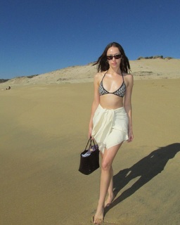 Alycia Debnam-Carey feet photo thumbnail