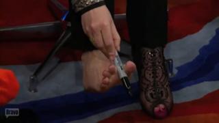 Alyson Hannigan feet photo thumbnail