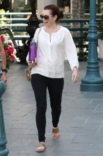 Alyson Hannigan feet photo thumbnail