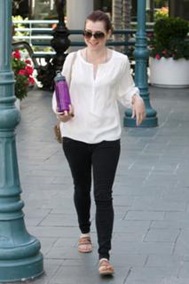 Alyson Hannigan feet photo thumbnail