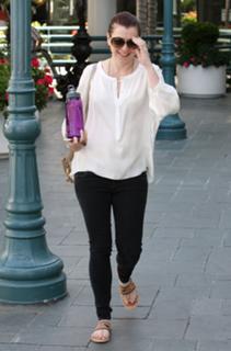 Alyson Hannigan feet photo thumbnail