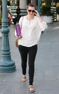 Alyson Hannigan feet photo thumbnail