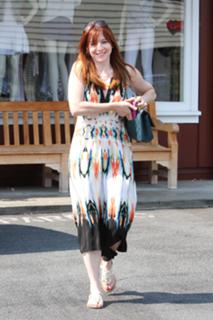 Alyson Hannigan feet photo thumbnail