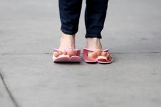 Alyson Hannigan feet photo thumbnail
