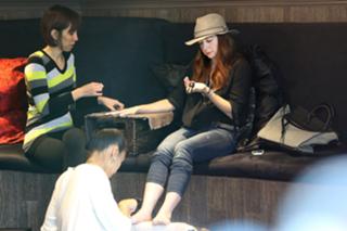 Alyson Hannigan feet photo thumbnail