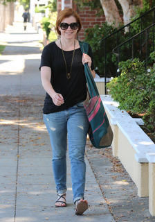 Alyson Hannigan feet photo thumbnail