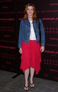 Alyson Hannigan feet photo thumbnail