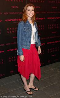 Alyson Hannigan feet photo thumbnail