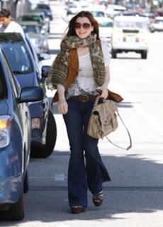 Alyson Hannigan feet photo thumbnail