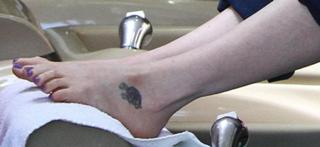 Alyson Hannigan feet photo thumbnail