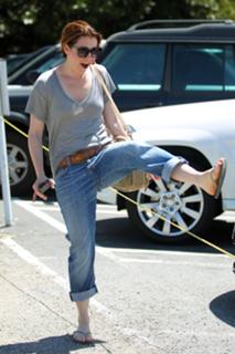 Alyson Hannigan feet photo thumbnail