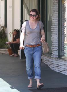 Alyson Hannigan feet photo thumbnail