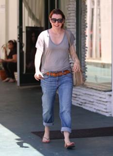 Alyson Hannigan feet photo thumbnail