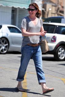 Alyson Hannigan feet photo thumbnail