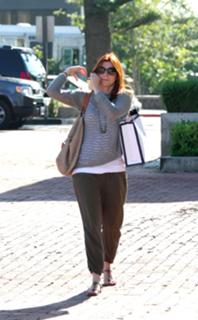 Alyson Hannigan feet photo thumbnail